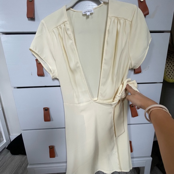 Pale yellow wrap dress - Picture 4 of 6